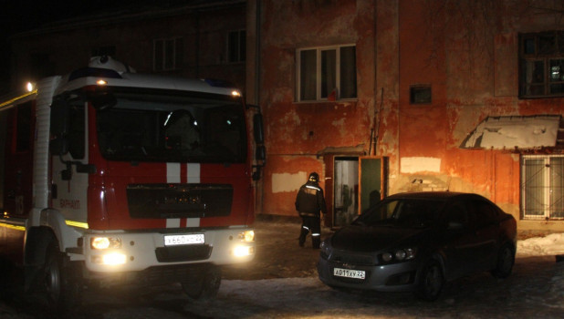 15 человек эвакуировали в Барнауле из-за пожара. 