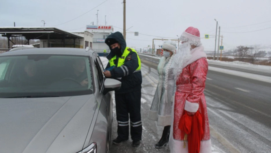Дед Мороз и Снегурочка патрулируют дороги Алтая вместе с полицией 