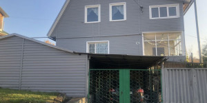 В Барнауле в пр. Конева, 99 продается коттедж с купольным бассейном и подземным гаражом.