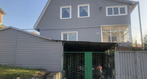 В Барнауле в пр. Конева, 99 продается коттедж с купольным бассейном и подземным гаражом.