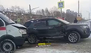 Скриншот видео с места ДТП на пересечении улиц Антона Петрова и Новгородская.