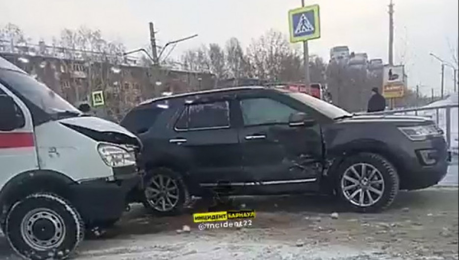 В Барнауле черный кроссовер столкнулся с каретой скорой помощи