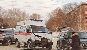 В Барнауле столкнулись скорая помощь и внедорожник.