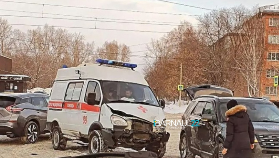 В Барнауле столкнулись скорая помощь и внедорожник.