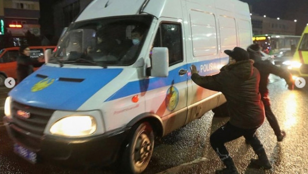 Власти Казахстана говорят о стабилизации и подавлении "боевиков"