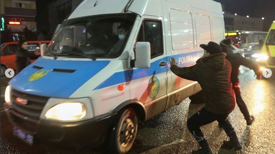 В бунтующий Казахстан направят миротворцев, в Алматы прошли грабежи, погромы и спецоперация
