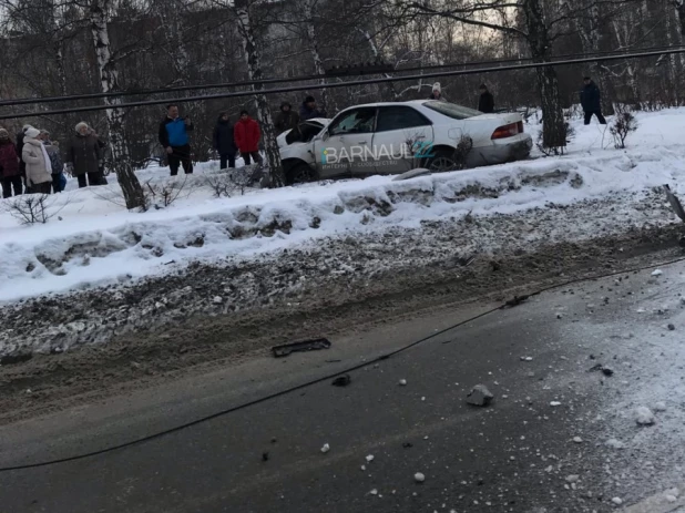 В Барнауле водитель врезался в столб освещения