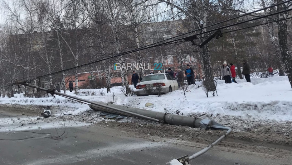 В Барнауле водитель сбил на дорогу столб освещения