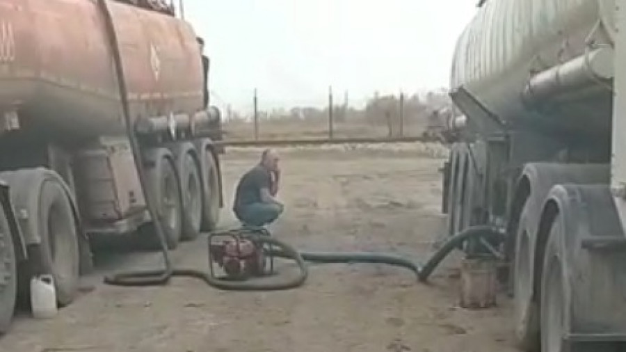 Слив топлива на нефтебазе в Рубцовске.