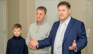 Вячеслав Франк с внуком и Павел Ягодкин, директор планетария.
