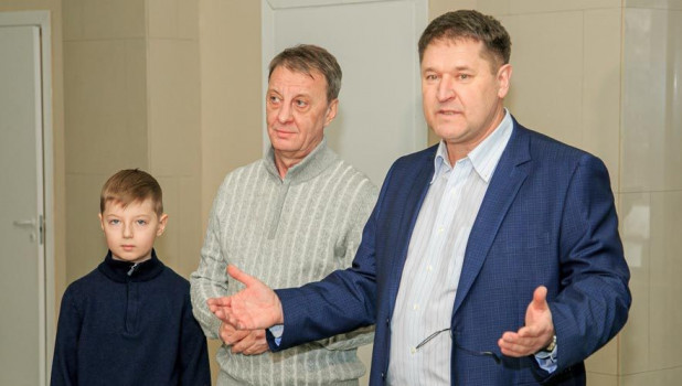Вячеслав Франк с внуком и Павел Ягодкин, директор планетария.