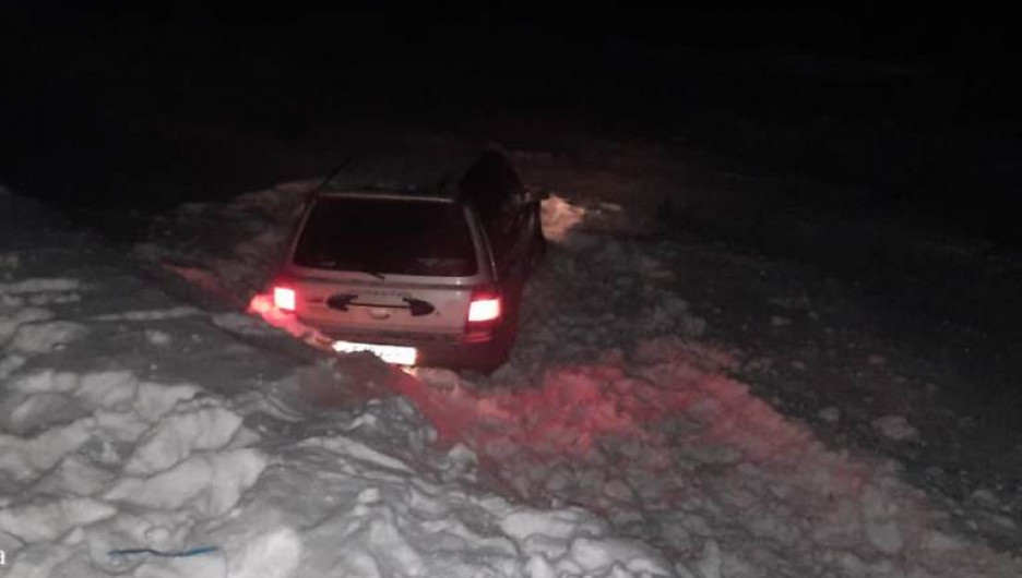 Инспекторы ДПС на Алтае спасли из снежного плена семью с двумя детьми