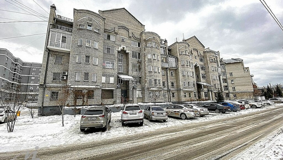 В Барнауле на ул. Короленко, 91 продается двухуровневая квартира за 6,2 млн рублей.