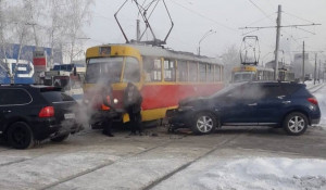 Машина врезалась в трамвай в Барнауле.