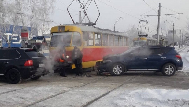 Машина врезалась в трамвай в Барнауле.
