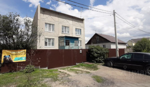 В Рубцовске за 6 млн рублей продается коттедж, похожий на панельную многоэтажку.