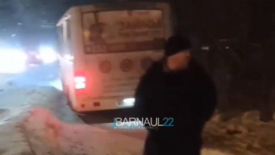 Водитель автобуса в Барнауле "перепутал тротуар с дорогой"