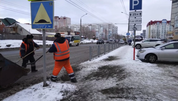 Уборка Барнаула от наледи.