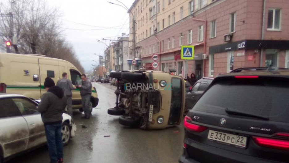 Инкассаторский автомобиль перевернулся в Барнауле