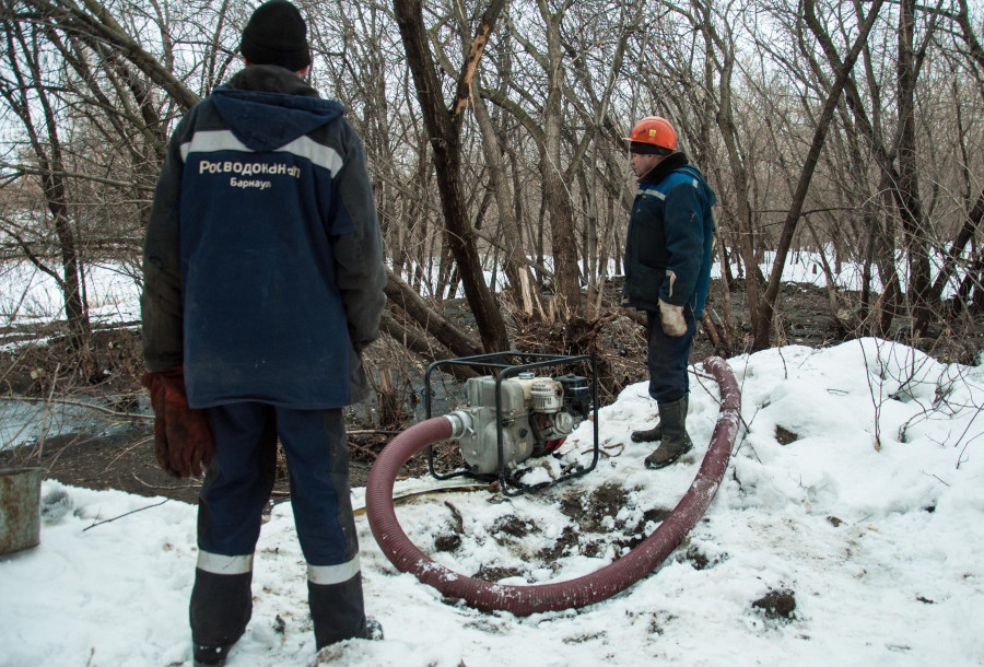 Сотрудники компании «Росводоканал Барнаул» обнаружили повреждение и локализовали его.