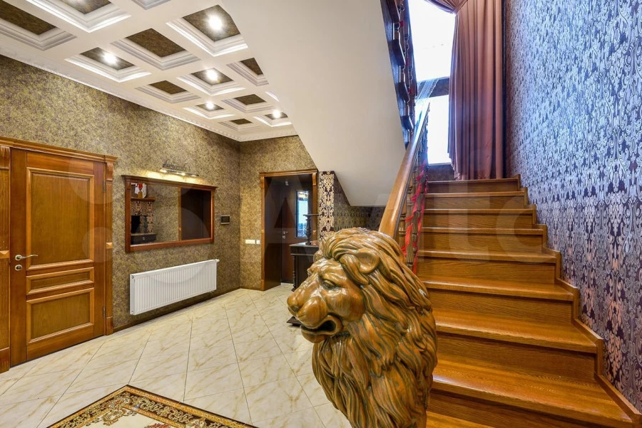 В Казани продается особняк с богатым убранством и львом у подножия лестницы.