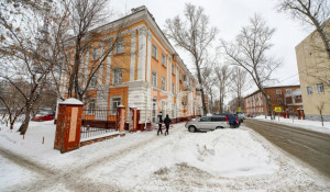В центре Барнаула за 2,3 млн рублей продают квартиру с гриль-баром "Сочный Билл".