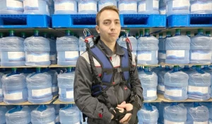 Легенда жизни для облегчения труда сотрудников использует экзоскелет.