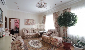 В Барнауле за 36 млн рублей продается коттедж с интерьерами в английском стиле.
