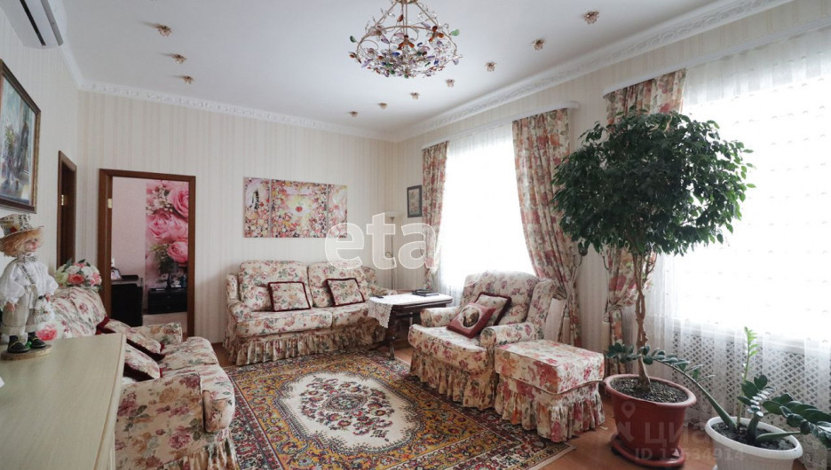 В Барнауле за 36 млн рублей продается коттедж с интерьерами в английском стиле.