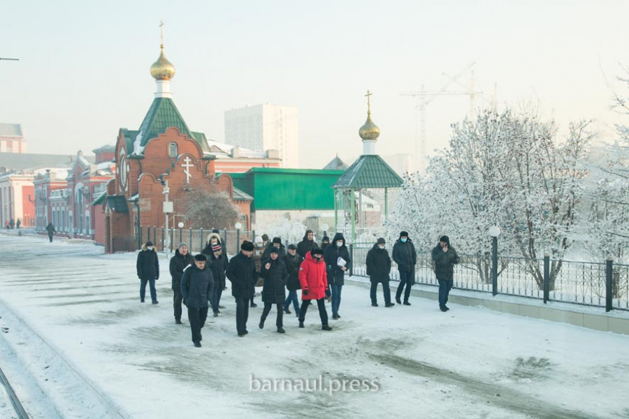Вячеслав Франк осмотрел Привокзальную площадь в Барнауле.