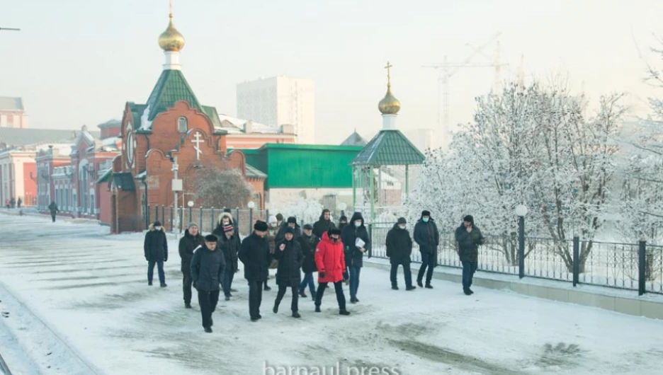 Вячеслав Франк осмотрел Привокзальную площадь в Барнауле.