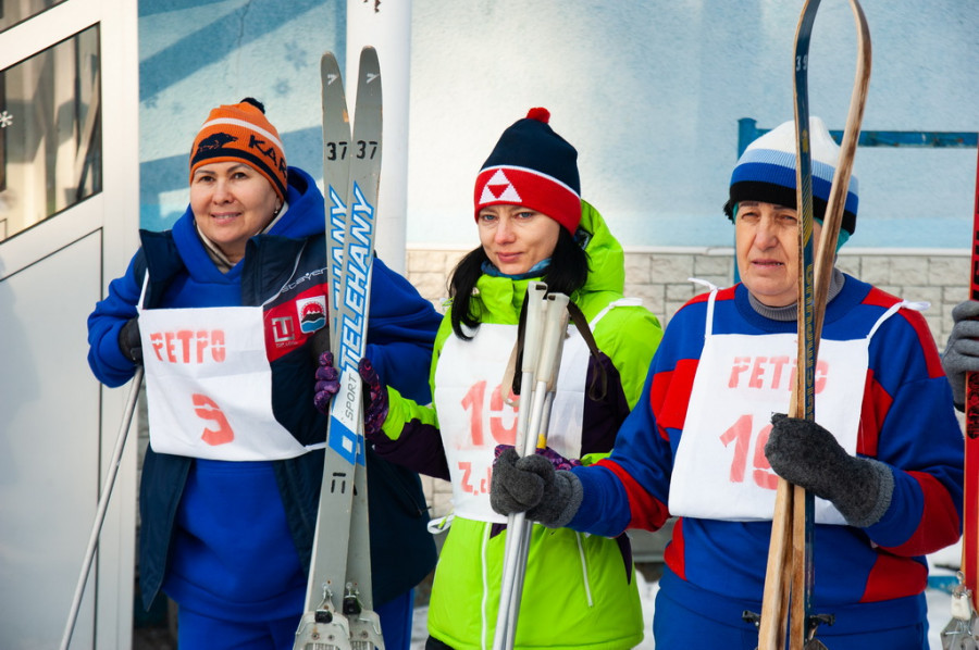 В Барнауле прошел забег на ретро-лыжах