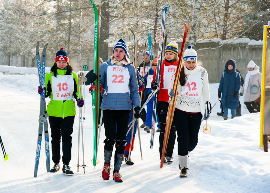 В Барнауле прошел забег на ретро-лыжах