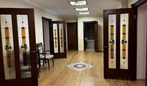 В Барнауле на ул. Шумакова, 16 продается дорогая квартира с итальянской мозаикой и витражами.