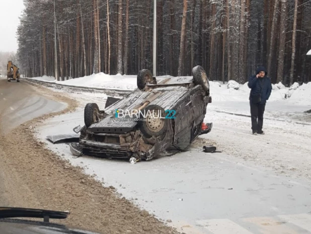 В Барнауле перевернулась Lada Priora.