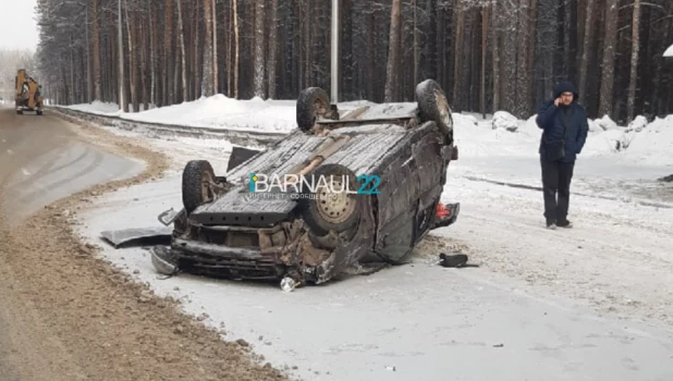 В Барнауле перевернулась Lada Priora.