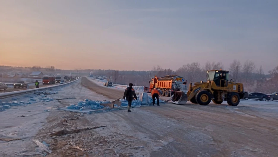 Алтайские дорожники расчистили трассу на Новосибирск после ДТП с фурой