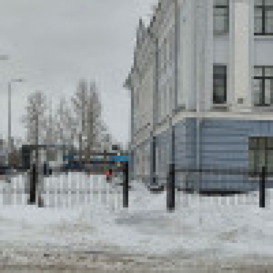 Неубранный снег возле здания суда в Санкт-Петербурге.