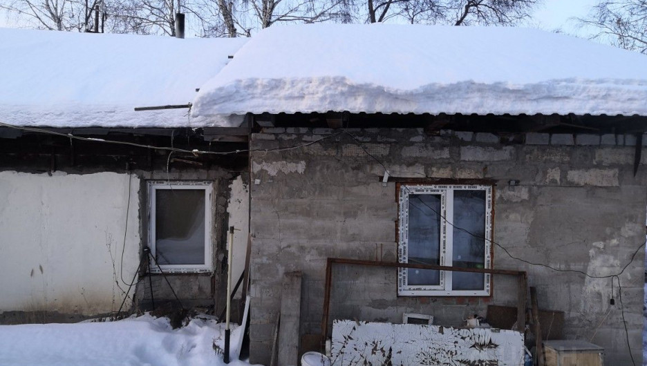 В Барнауле почти за 2 млн рублей продается дом, которому требуются заботливые мужские руки.