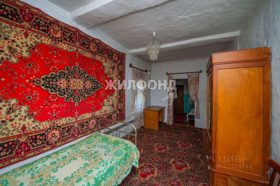 В Барнауле на ул. Северо-Западная продается деревенский дом с аутентичным интерьером.