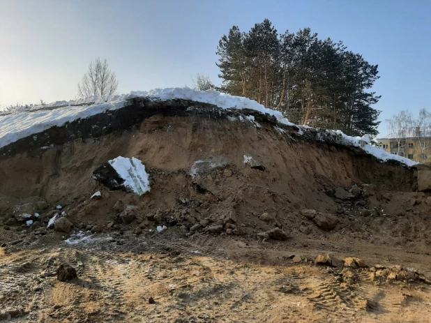 Начало демонтажа искусственного холма и баков на пл. Сахарова. Февраль 2022 года.