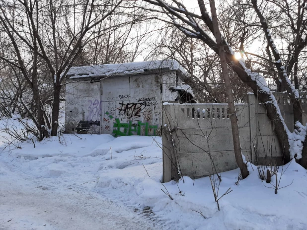 Начало демонтажа искусственного холма и баков на пл. Сахарова. Февраль 2022 года.