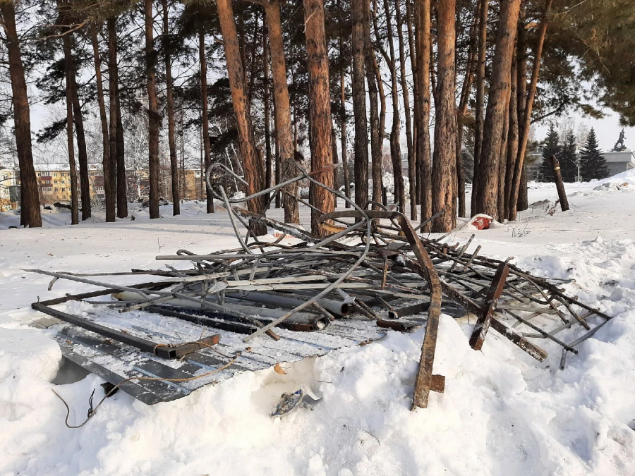 Начало демонтажа искусственного холма и баков на пл. Сахарова. Февраль 2022 года.