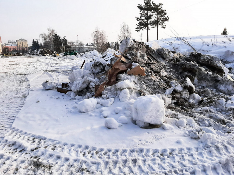 Начало демонтажа искусственного холма и баков на пл. Сахарова. Февраль 2022 года.