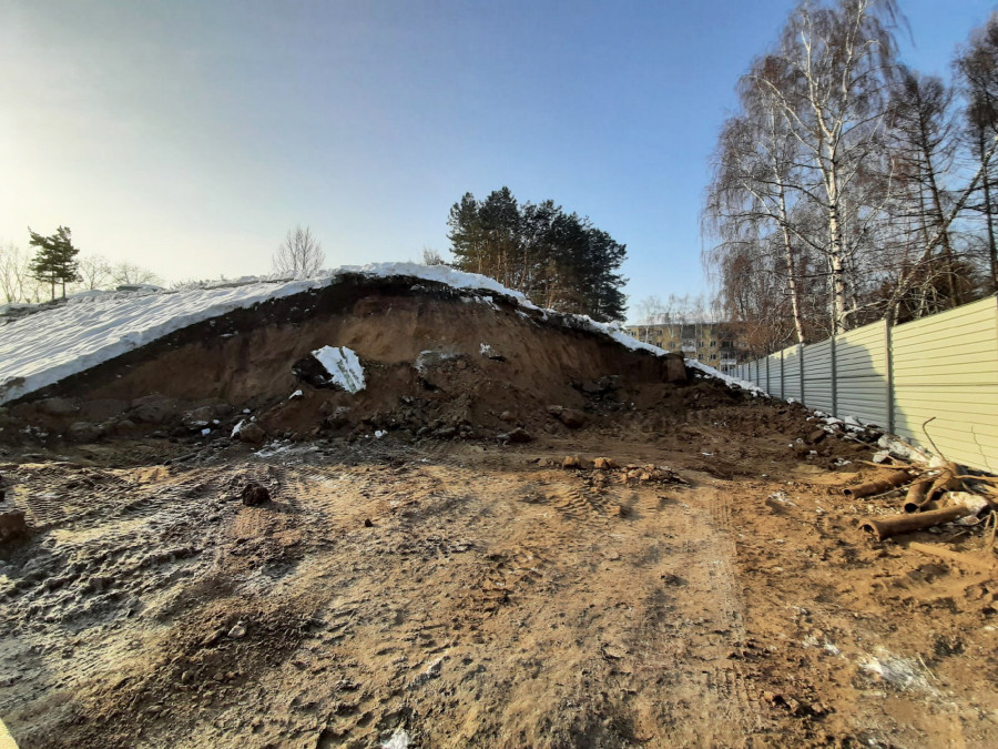 Начало демонтажа искусственного холма и баков на пл. Сахарова. Февраль 2022 года.