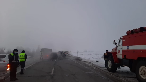 Два автомобиля сгорели после ДТП на алтайской трассе.