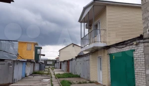 В Барнауле на берегу Оби продается двухэтажный гараж с причалом.