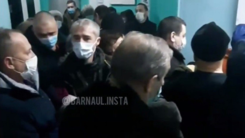 "Ковид никого не щадит": барнаульцы столпились в огромную очередь на мазок в поликлинике