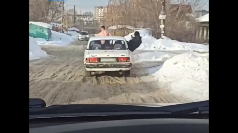 Голого мужчину прокатили по Новосибирску на автомобиле, зарегистрированном в Алтайском крае
