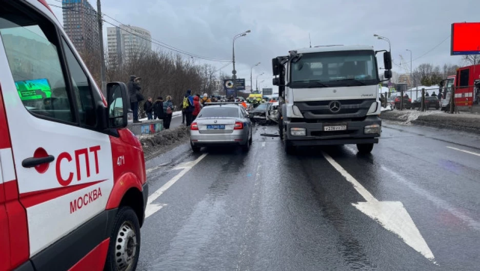 Миллиардер пострадал в массовом ДТП на Рублевском шоссе